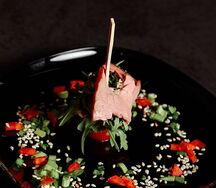 Канапе с деликатесной говядиной и свежим огурцом