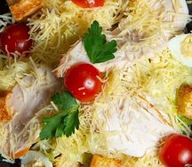 Цезарь с копчёным цыпленком