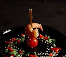 Канапе с тигровой креветкой и томатами черри