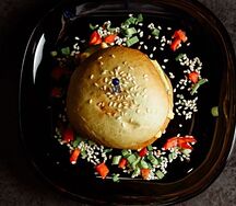 Мини бургер с сыром и куриной котлетой