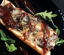 Багет с начинкой из говядины и шампиньонов с соусом барбекю