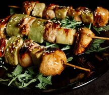 Брошет с филе бедра цыплёнка, цукини и шампиньонами