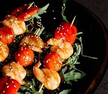 Брошет с тигровой креветкой и томатами черри