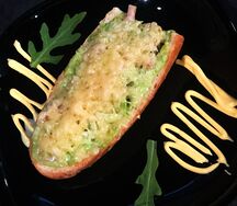 Багет с начинкой из ветчины с майонезным соусом