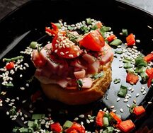 Брускетта с ветчиной и пряными томатами