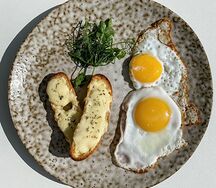 Глазунья из двух яиц и тосты с сыром