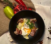 Салат с яйцом пашот, вялеными томатами и беконом