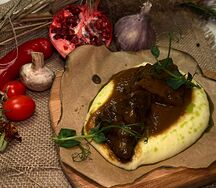 Томленые щёчки с картофельным кремом