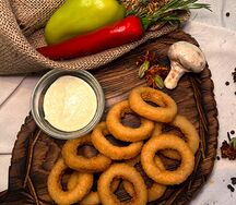 Луковые кольца с соусом тартар