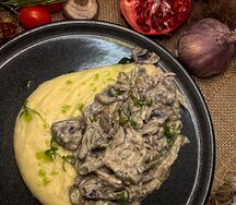 Бефстроганов из говядины с сырным пюре и шампиньонами