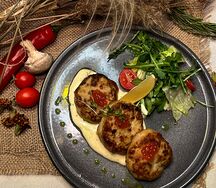 Щучьи котлеты с сырным соусом и красной икрой