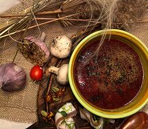 Борщ с говядиной и гренками с салом