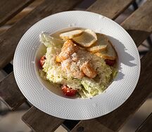 Салат Цезарь с креветками
