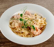 Фарфалле с лососем и креветками
