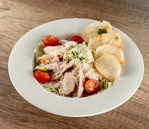 Салат Цезарь с курицей