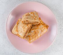 Блинчик с вареной сгущенкой и арахисом