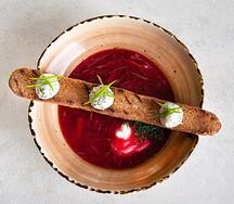 Борщ с телятиной и смальцем на черном багете