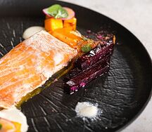 Стейк из дикой нерки со шпинатом и сыром пармезан