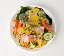 Салат Овощной с соусом айоли