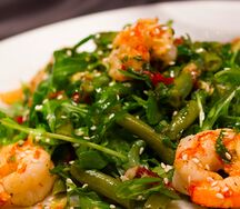 Салат из руколы, стручковой фасоли с креветками в тайском стиле