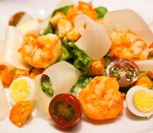 Салат Цезарь с креветками