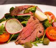 Салат из руколы с ростбифом и томатным песто