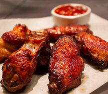 Острые куриные крылышки с соусом барбекю