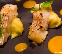 Запеченное филе трески с картофельным пюре и мандариновым соусом