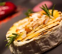 Камамбер на гриле с сорбетом из черной смородины