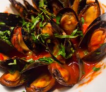 Северные мидии на створках в томатном соусе