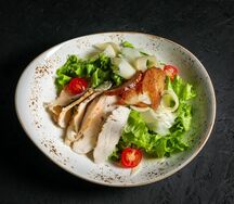 Салат Цезарь с цыпленком