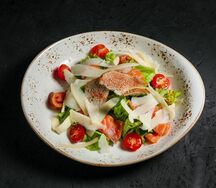 Салат Цезарь с лососем