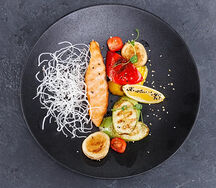 Стейк лосося с овощами