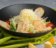 Салат Цезарь с курицей