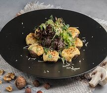 Запеченные шампиньоны с мясом и сыром