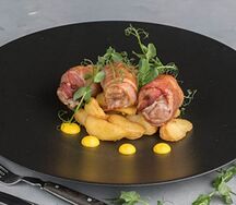 Медальоны, запеченные в беконе