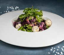 Салат из свеклы с козьим сыром
