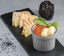 Икра лососевая с тостами и сливочным маслом