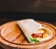 Ролл с беконом и яйцом