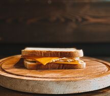 Средний сэндвич с яйцом и сыром