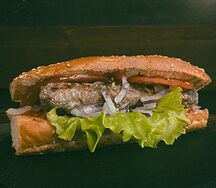 Хот-дог с говяжьей колбаской