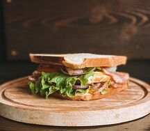 Сэндвич с беконом большой