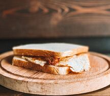 Сэндвич с яйцом и беконом, средний