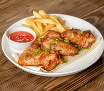 Куриные крылья и картофель фри