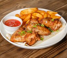 Куриные крылья и картофель по-деревенски