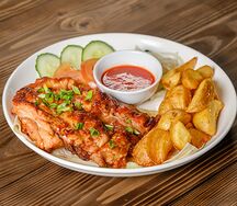 Шашлык из куриной грудки и картофель по-деревенски