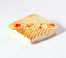 Тост с сыром, томатами и курицей