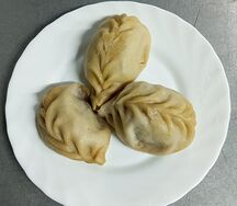 Манты с говядиной и сметаной