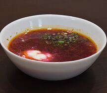 Борщ с мясом и сметаной