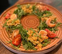 Салат с креветками и киноа в соусе том ям